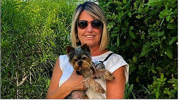 Imagen antes - Carmen in the Canaries, in July 2024, just before she suffered the spider bite that developed into necrotising fascitis. On the right, a recent photo taken in her home, with her dog Coco.