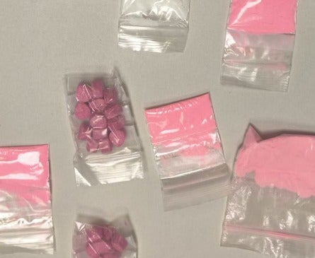 Imagen secundaria 1 - Items and drugs seized by the police during the festival