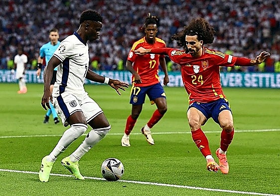 England's Bukayo Saka takes on Spain's Marc Cucurella during the Euro 2024 final.