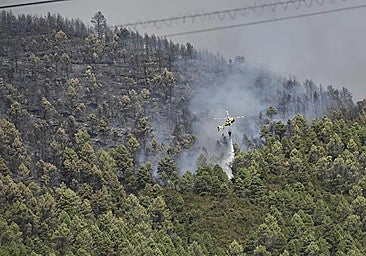 A helicopter assisting with efforts to extinguish the fire at Las Peñas de Riglos in the province of Huesca.