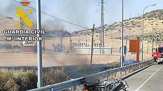 Two Spanish police officers save burning motorcyclist