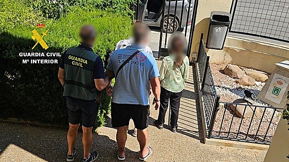 Brits arrested on Costa Blanca suspected of tricking elderly pensioner into handing over thousands of pounds