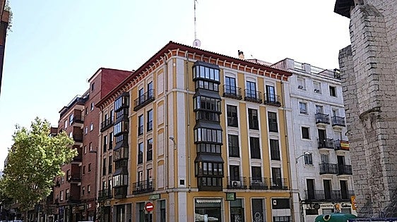 Young Spaniard breaks police officer's finger after getting caught urinating in Valladolid