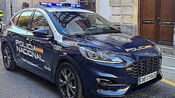 Granada police stop four-year-old girl plunging 10 metres from air-conditioning unit