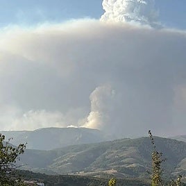 The smoke from the Pinofranqueado fire on Tuesday afternoon.
