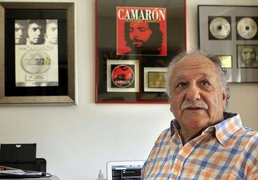 The legendary sound pioneer with some of the discs he produced for Camarón.