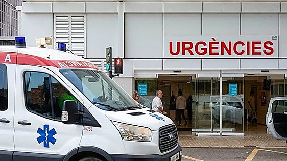 Valencia elderly man spends three days fighting for his life after falling on the floor of his home