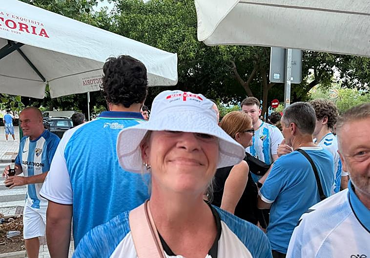 Imagen principal - Kay Maiden wearing the Guiri Army hat.
