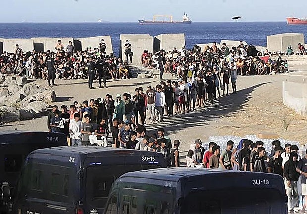 The police finally managed to ensure that the humanitarian aid arrived.
