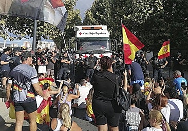 Members of the public preventing Red Cross staff from gaining access to deliver food to migrants on the Trampolín beach.