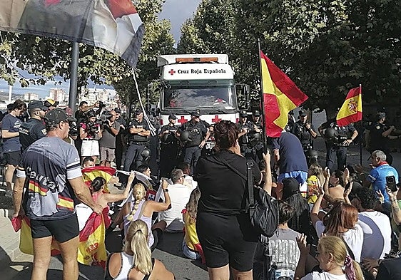 Members of the public preventing Red Cross staff from gaining access to deliver food to migrants on the Trampolín beach.