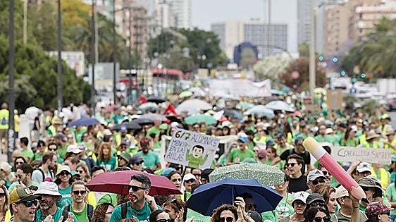 Spanish teachers' discontent marks start of school year with strike threats