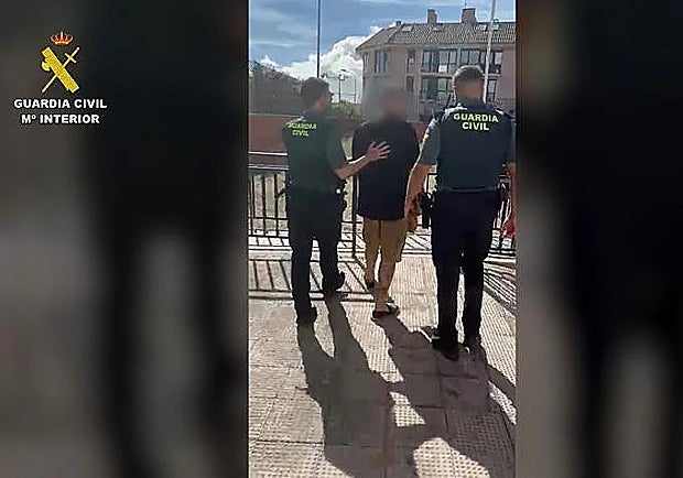 The Guatdia Civil taking the detainee away