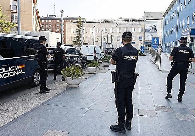 Police near the Campo Grande hospital following the arrest of a fugitive.