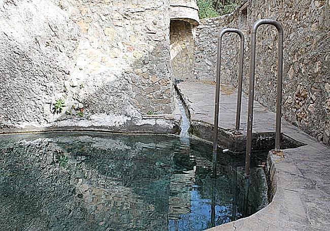 The small spa of sulphurous waters is open to the public.