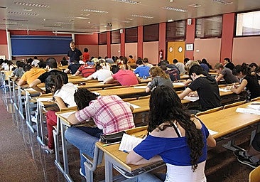 Students sitting an exam at a school in Aragon.