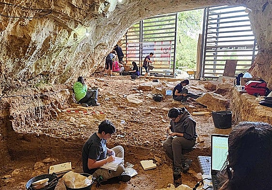 Volunteers digging at Prado Vargas
