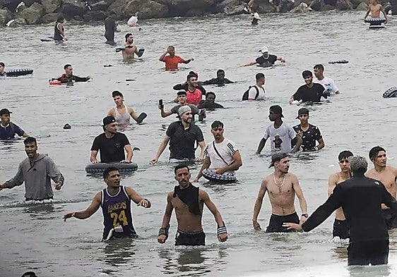 Young people arriving at the beach in Ceuta during the raid in July.