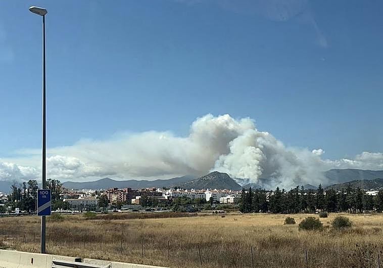 Imagen principal - Wildfire forces evacuation of Montemayor Alto and Benahavís residents told to stay at home