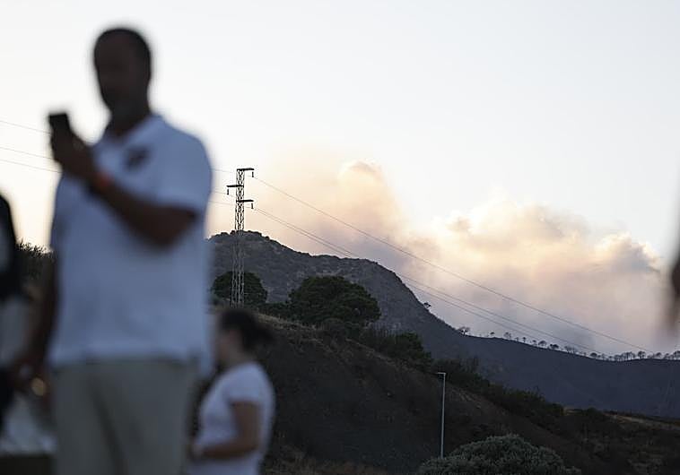 Imagen principal - Fire in Benahavís still burning after night of intensive efforts to protect built-up areas