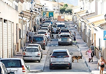 The Guardia Civil during the operation in the Pizarra settlement of Zalea.