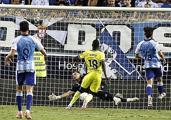 Pape Gueye makes it 2-1 to Villarreal just before the break.