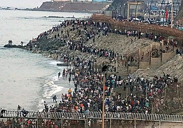 Hundreds of migrants entered Ceuta via the Tarajal breakwater on 30 July