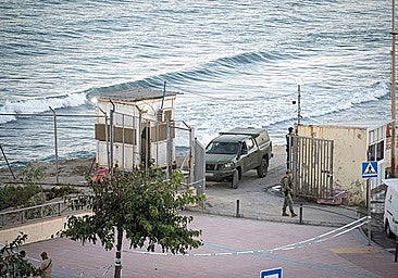 Spanish soldiers patrolling the Tarajal crossing in Ceuta this Wednesday morning.