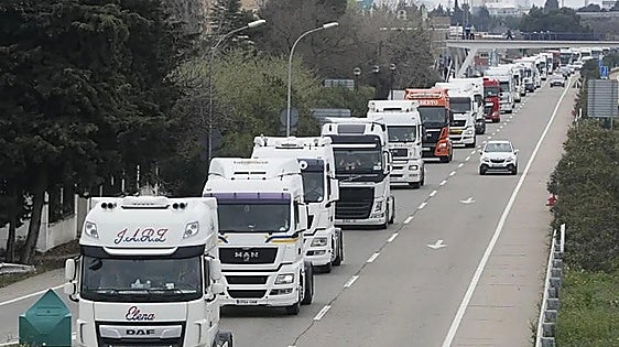 Spanish lorry drivers threaten government with strike action due to rising fuel costs