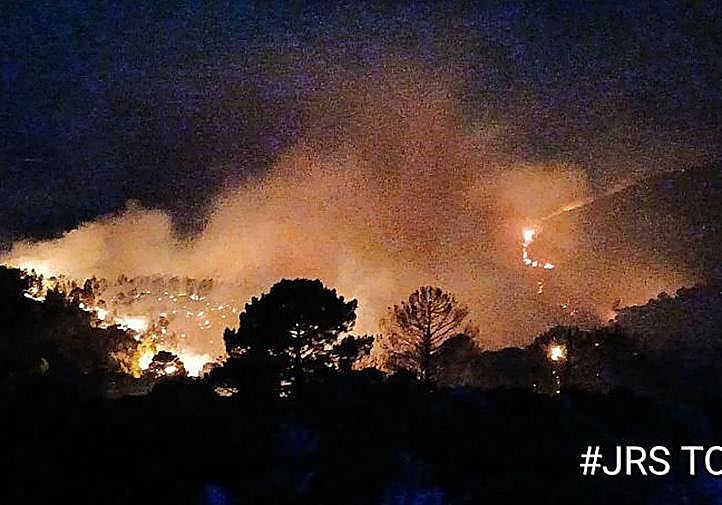 Imagen principal - Residents of Igualeja in lockdown as 140 firefighters and aircraft tackle wildfire