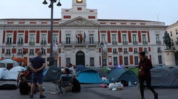Hundreds of people are camping in Sol to protest for housing: "Either rent-seeking goes or the government goes."