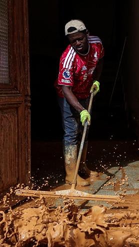 Imagen secundaria 2 - Woman, 102, dies in flash foods in Albacete town as 90 are rescued