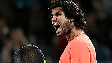 Alcaraz celebrates his victory on Monday.