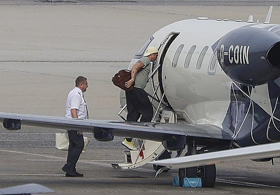 Brad Pitt leaving Madrid in a Pilatus PC-24 private jet