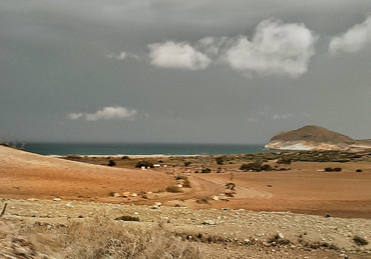 Imagen principal - Almeria's coast and desert in October.
