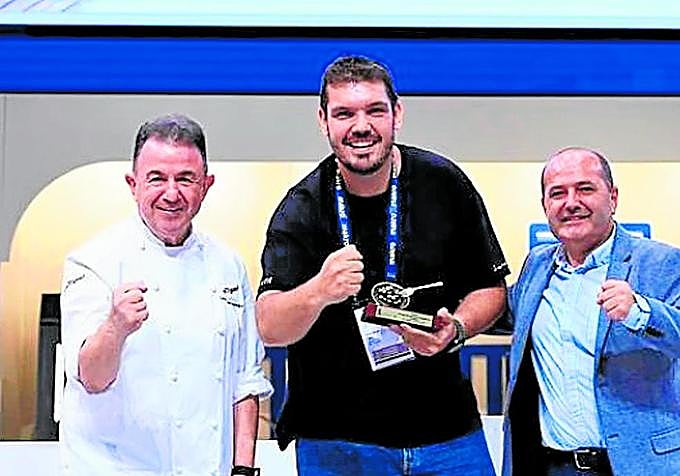 Daniel Moreno (c) with Martín Berasategui and Asier Mijangos