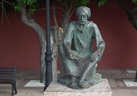 The statue of Islamic pharmacist Ibn al-Baytar in Benalmádena.