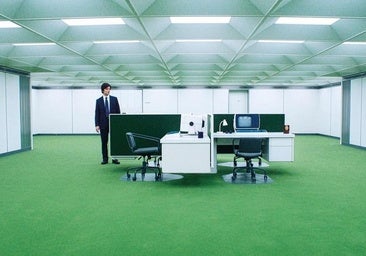 The series 'Severance' (winner of ten Emmy Awards) revolves around a disturbing workplace premise: a corporation inserts chips into its employees' brains to separate the memories between their work life and personal life. Furthermore, nobody knows what they are working on. The goal: to create docile, emotionless citizens.
