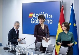 The Government Spokesperson, Elma Sáiz, alongside the Minister for Finance and the Minister for Children and Young People at the Moncloa on Tuesday