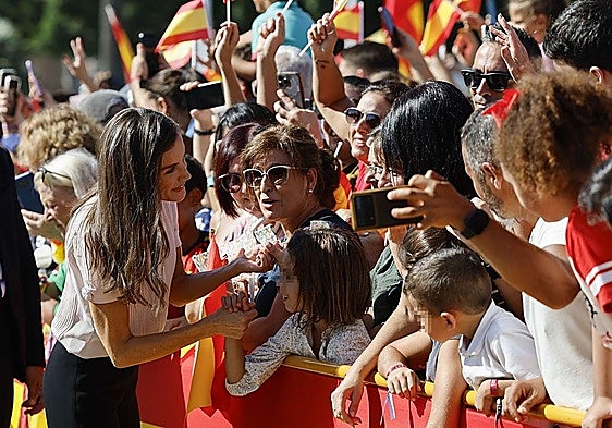 Queen Letizia greets a number of children on her arrival in Melilla.