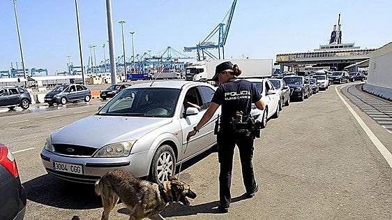 A National Police officer with her dog at the checkpoints at the Port of Algeciras
