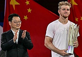 Davidovich poses with the Shanghai Masters trophy on Sunday.