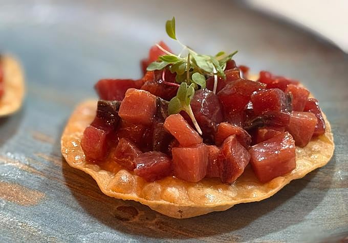 Tostada de atún with salsa sriracha.