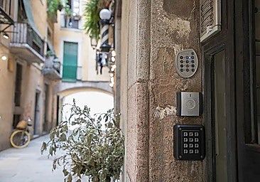 Spain's Consumer Affairs Ministry demands removal of 8,300 holiday let listings from two platforms for breaching housing decree