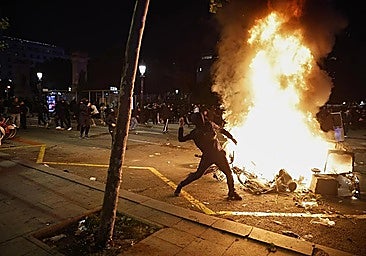 A youth protest leads to clashes with the police in the centre of Barcelona. (EFE)