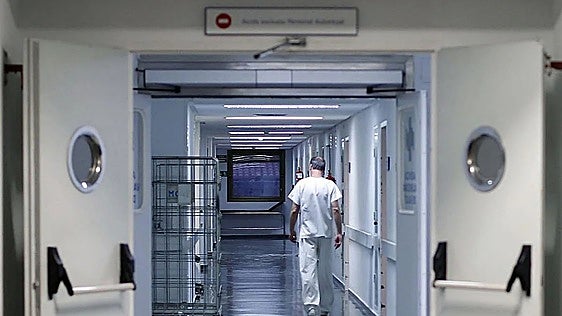 Andalusian health service ordered to compensate Malaga surgeon after unlawfully removing him from on-call shifts