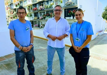 The new gravedigger at the Veleño cemetery, alongside the councillor in charge and another local authority official.