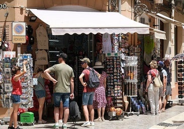 Which shops, supermarkets and shopping centres are open in Malaga province this Saturday, 15 August?