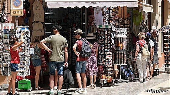 Which shops, supermarkets and shopping centres are open in Malaga province this Saturday, 15 August?