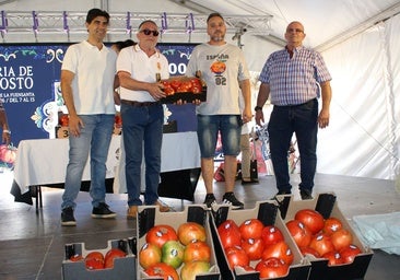 Daniel García Plaza, with the winning box of ‘Huevo Toro’, during the tasting and auction held in Coín.